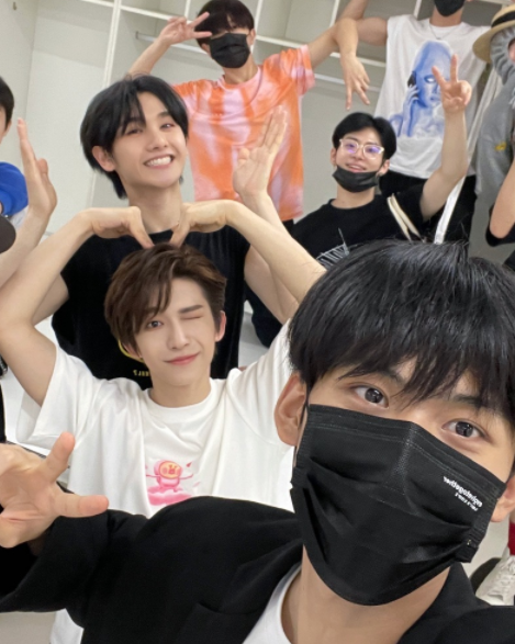 into1大合照,谁素颜谁化了妆一目了然,林墨也太真实了