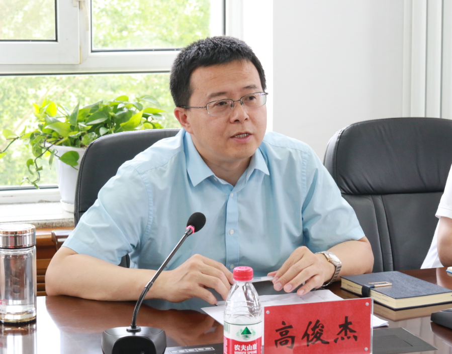 县领导高俊杰,关庆伟,刘伟,王超,玄立三,王铁成出席会议.我