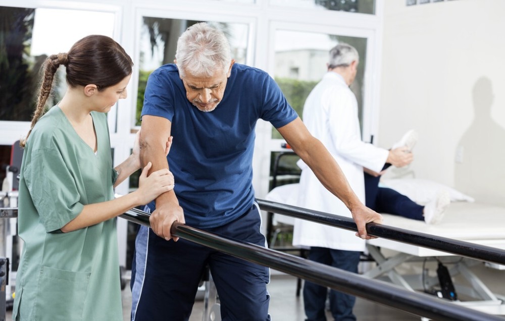 脑梗塞后遗症能不能恢复,主要取决于康复锻炼,越早做恢复越好_腾讯