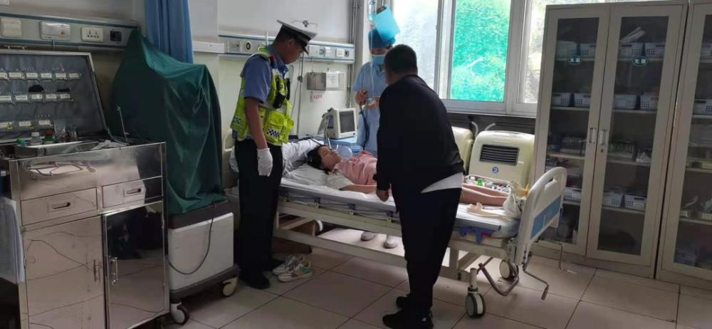 许,原平市公安局交通警察大队城区中队执勤民警发现一女孩晕倒在路边