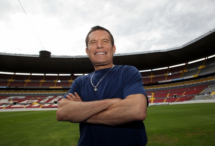 对手是前中量级世界拳王小查维兹