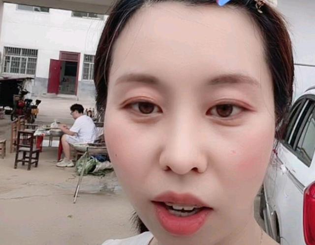 许敏到手工资3895是卖惨许敏的家境窘迫到无钱给孙女买零食