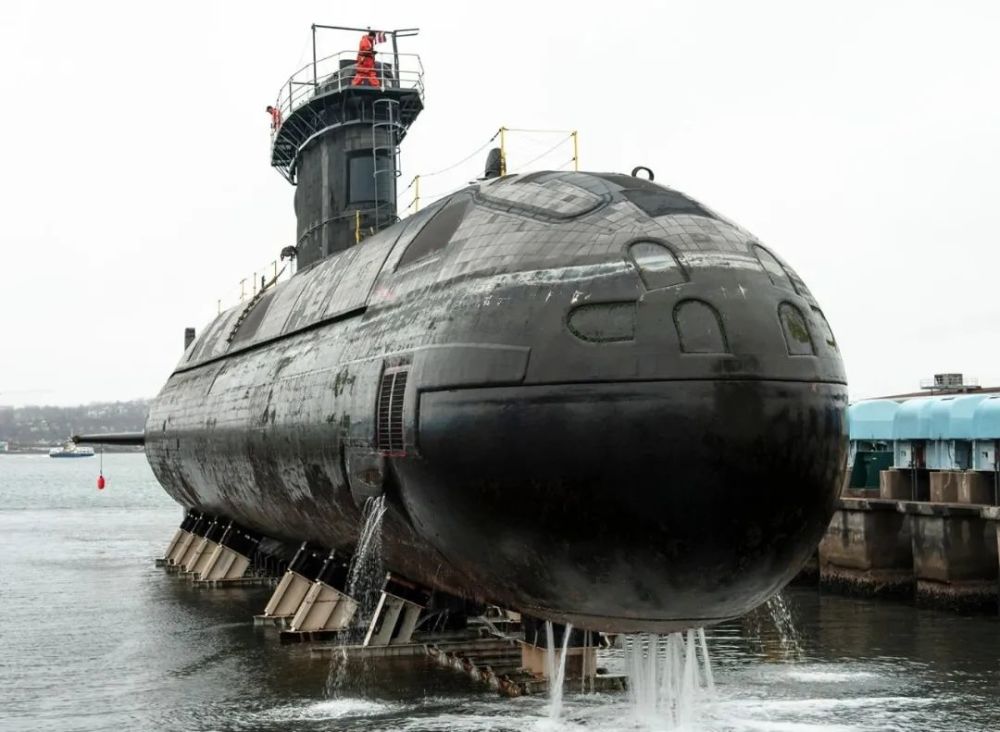 加拿大一艘潜艇修了10年终于下水,网友:跟三哥有一拼_腾讯新闻