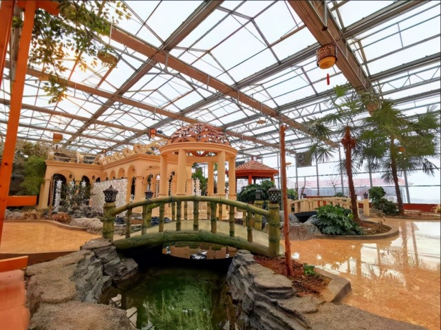 假日生态园位于保定市易县清西陵景区西南方向2公里处,毗邻易县清西陵