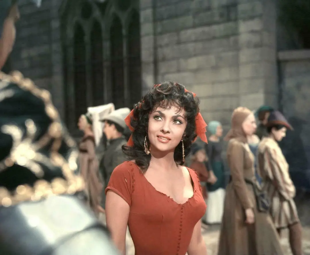 当他遇到美丽热情的吉普赛女郎埃斯梅拉达,她身上太阳般的火热魅力,给