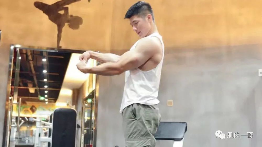 爆表对着镜头再来个灿烂的笑脸赤膊上身露出完美的肌肉线条他招牌式