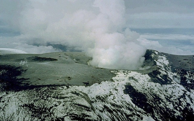 鲁伊斯活火山图片