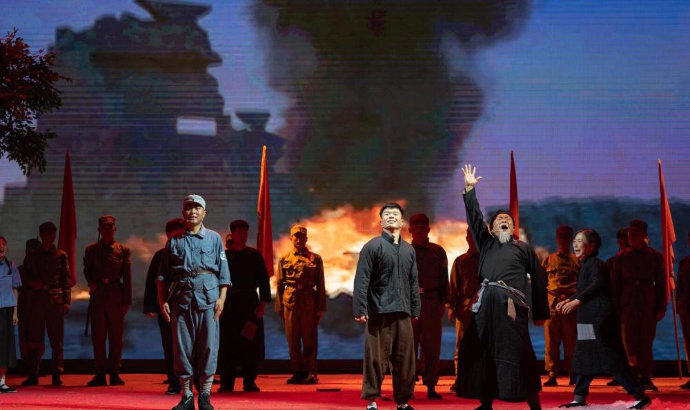 大型红色历史题材舞台剧《那年红旗那年雪》在青首演_腾讯新闻