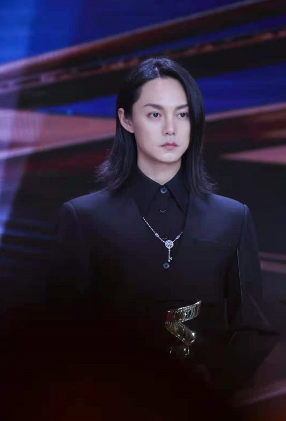 尹正穿暗黑风西装很有型生图却略显沧桑发际线也挺尴尬