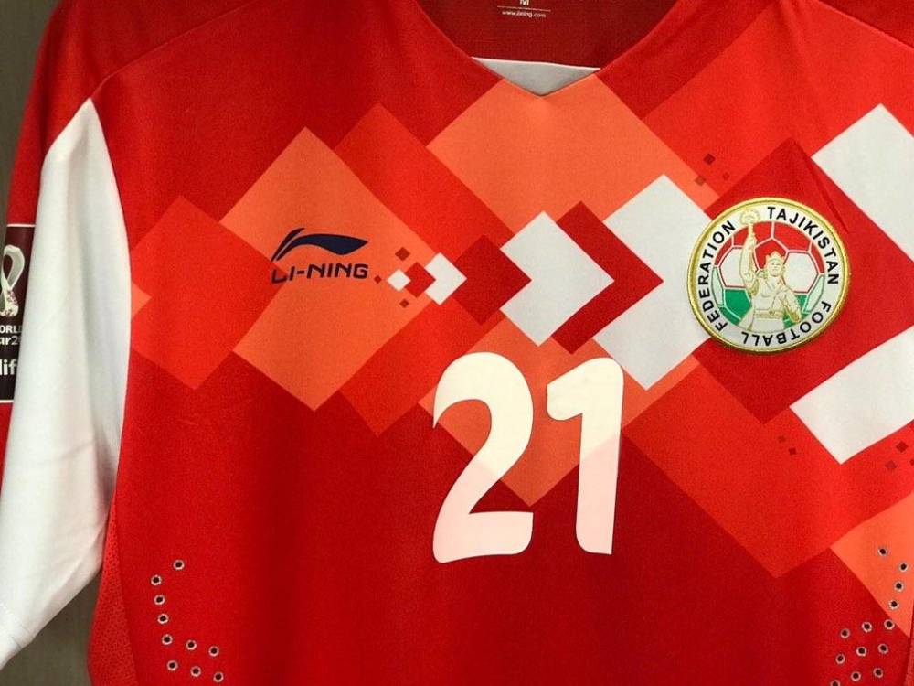 比起某克和某迪千篇一律的设计,这次中国制造还是给世预赛各国球衣的