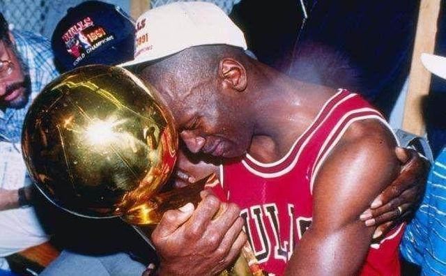 乔丹 当一位NBA球星拿到总冠军后什么反应？詹姆斯乔丹都哭了