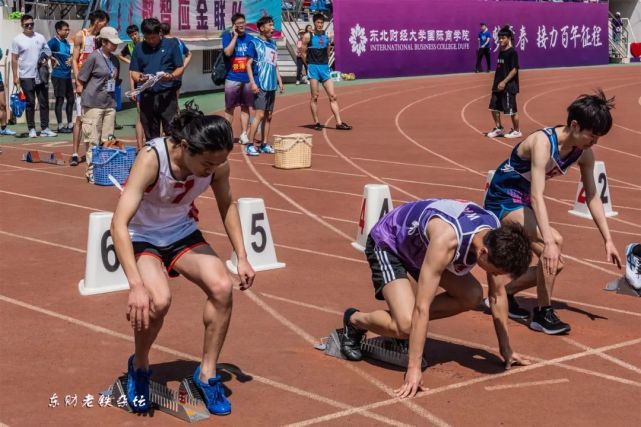 學生男子100米比賽正在緊張進行,這組選手有的使用了起跑器,有的則沒