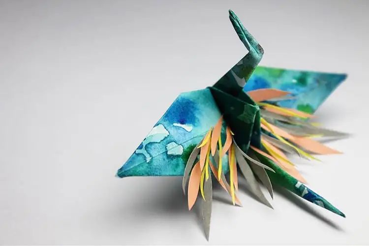 他每天折一只千纸鹤连续1000天不重样造型精美复杂人人称赞