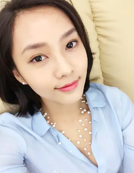 在被初恋伤过之后,王思聪遇上了第二任女友瑞丽模特王颖,王颖出身