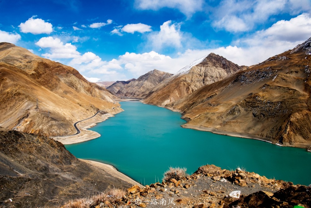 满拉水库位于江孜县龙马乡年楚河上游,主要为附近地区提供灌溉用水,并