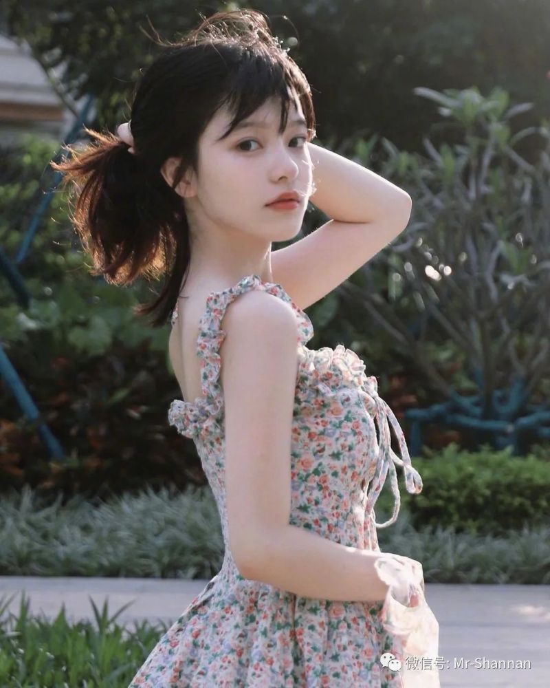 眼神清澈面容干净的小美女一枚