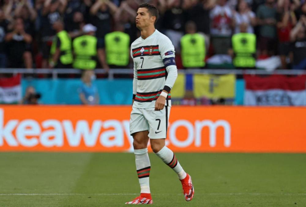 葡萄牙首发:1-帕特里西奥,2-塞梅多,3-佩佩,4-鲁本-迪亚斯,5-格雷罗