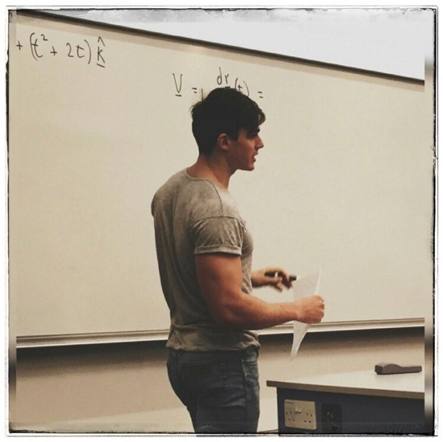 意大利33岁大学数学老师容貌帅气腹肌清晰上课被学生偷拍照片