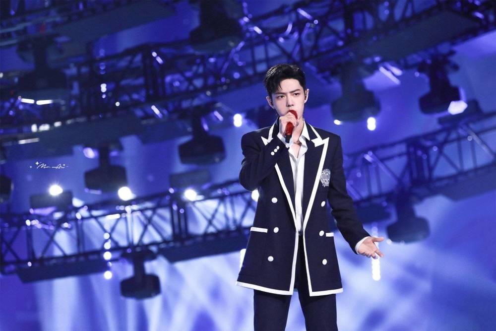 肖战沸腾之夜花絮屏幕已放不下战哥的大长腿随手截图都好看