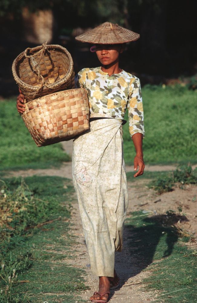 一位身穿纱笼的缅甸女性 图片来源:cr fashionbook