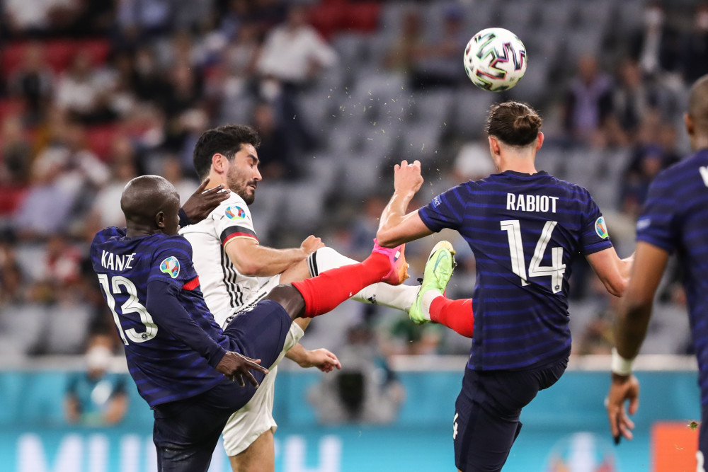 (体育)足球——欧锦赛小组赛:法国战胜德国