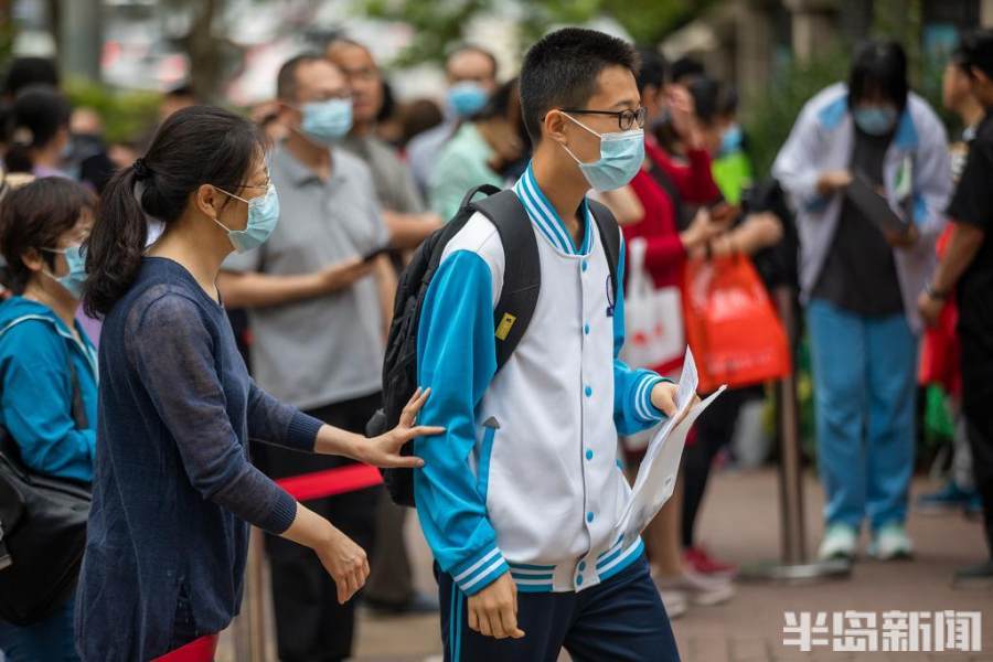 考生在送考家长和老师们的鼓励下进入考场