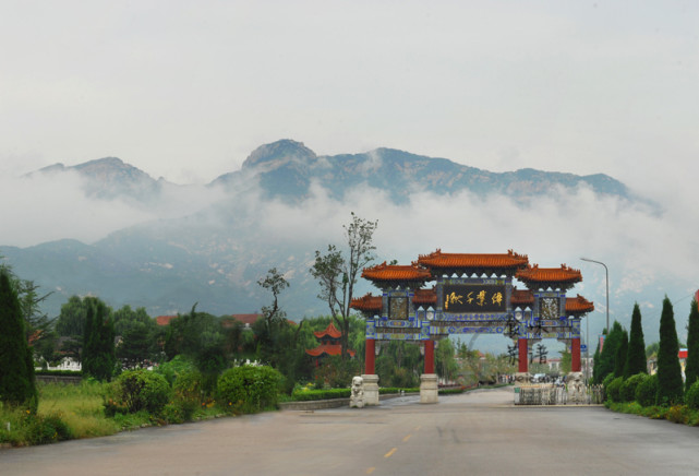 信阳地处河南省的最南边,与湖北省接壤,这里的菜肴,在豫菜中独树一帜