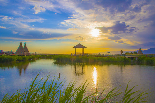 新疆新源县那拉提国家湿地公园:一湾碧水映晚霞