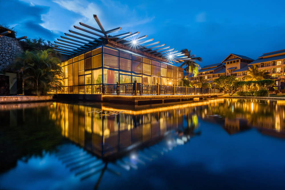 豪车跨界做酒店，到底能“开”多远？