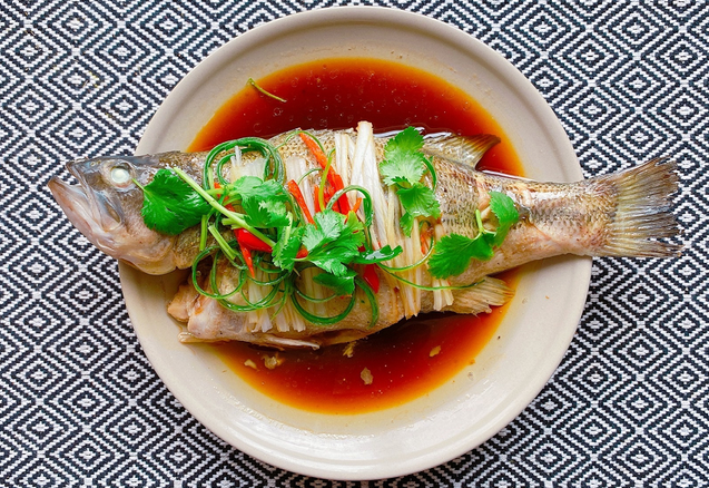 做清蒸鲈鱼蒸前抹盐抹生抽都不对教您正确做法鱼肉鲜香嫩滑