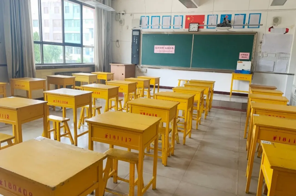 今天下午,三个考点考场全部布置完毕,记者在各考点看到考场内编号指示