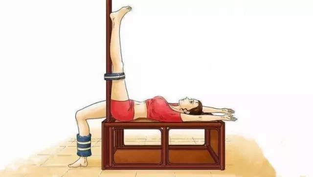 拉筋姿势如图所示,整个身躯平躺在拉筋凳上,一条腿上举紧贴绑上绑腿