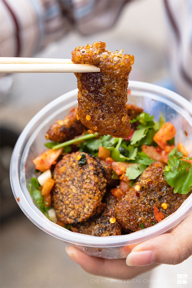 惊喜的是店内还有特色血粑和蕨粑售卖,现做现炸现炒后加上特色辣椒