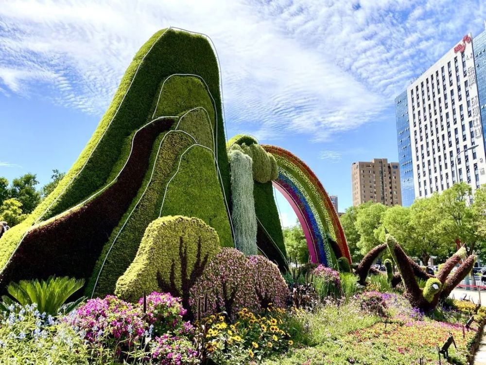 美了24处大型街景花坛亮相青城