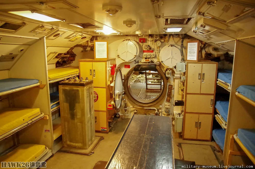 钻进奥图斯号潜艇波罗的海德国旅游胜地参观英国海军老潜艇