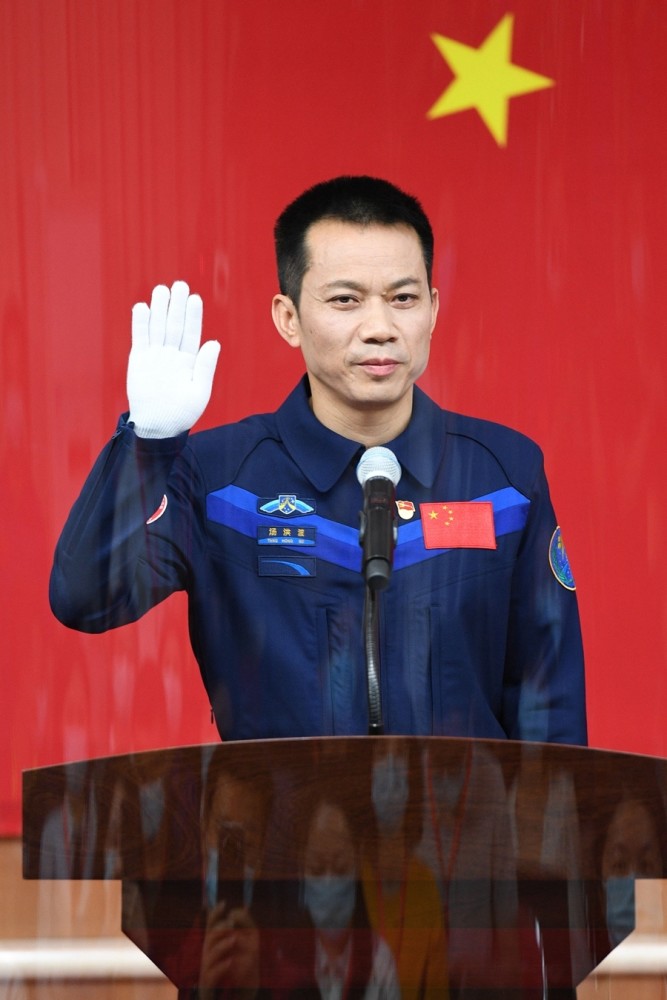 6月16日,神舟十二号载人飞行任务航天员刘伯明在记者见面会上.