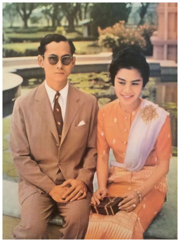 诗丽吉王后:18岁娇艳可人,中年出轨保镖,被刮宫后脸很快垮了