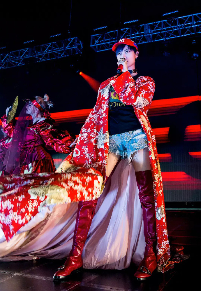 37岁李宇春王者归来,烈焰战袍拍时尚大片,蛋糕网纱裙cos小公主