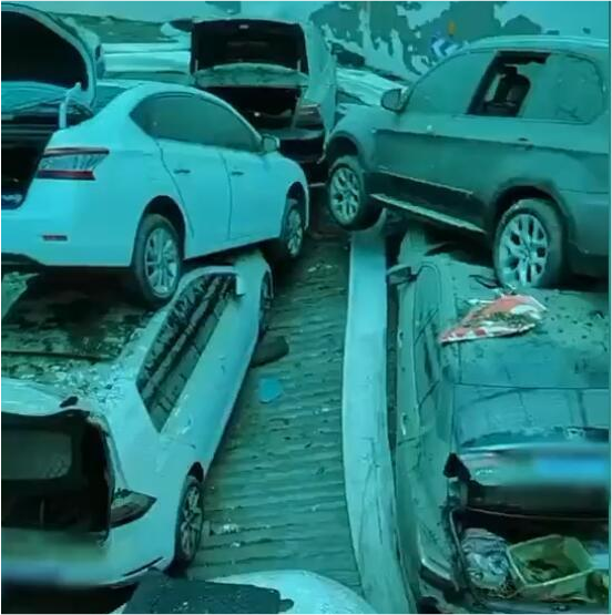 河南暴雨后一停车场被淹 七八十辆车“叠罗汉”绘面惨没有忍见!