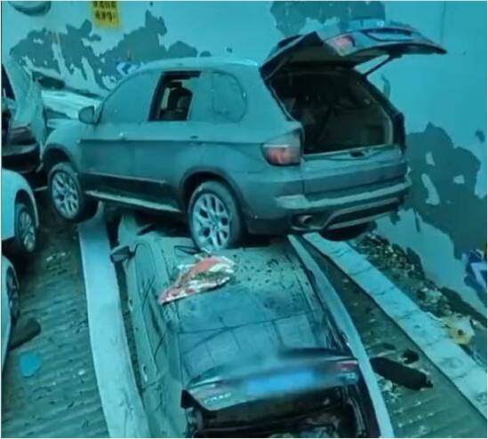 河南暴雨后一停车场被淹 七八十辆车“叠罗汉”画面惨不忍睹（图）