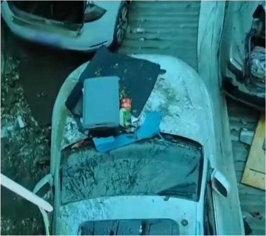 近日，河南濮阳突降特大暴雨，网友拍下一地下停车场被淹，七八十辆车“叠罗汉”受损严重，现场画
