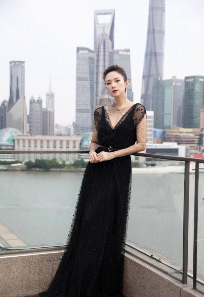 章子怡终究是"汪峰的妻子",穿打底衫配半身裙,都能穿成贵妇样