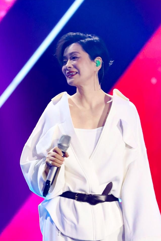 58岁毛阿敏这是瘦了多少?素颜五官眼窝凹陷,170个头高挑又时髦