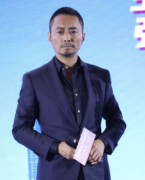 张涵予出席活动肤色吸睛 网友:还以为谁在他脸上泼墨了!