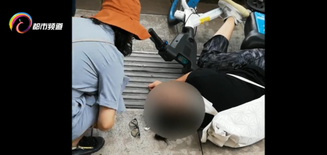 女子人行道上晕倒 市民热心相助