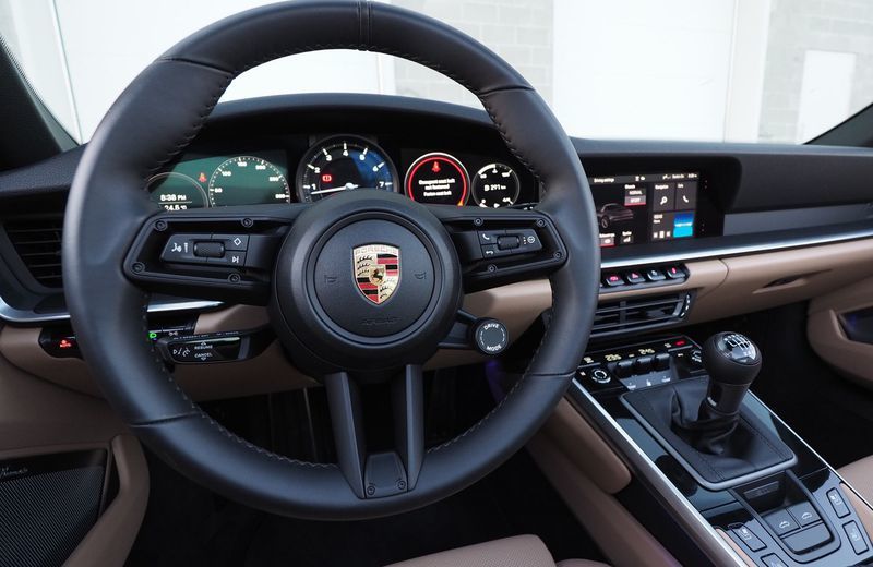 2021款保时捷911targa4s保留了手动挡的乐趣