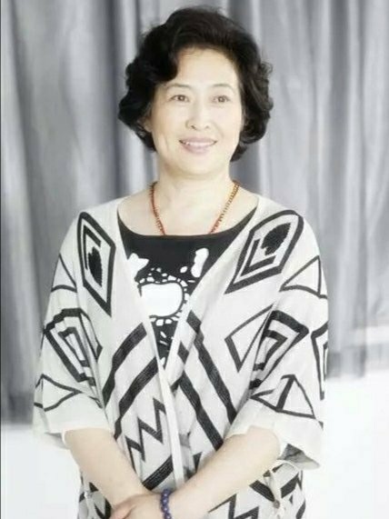 62岁许娣老年发福真富态,穿连衣裙优雅显瘦,真适合微胖妈妈们学