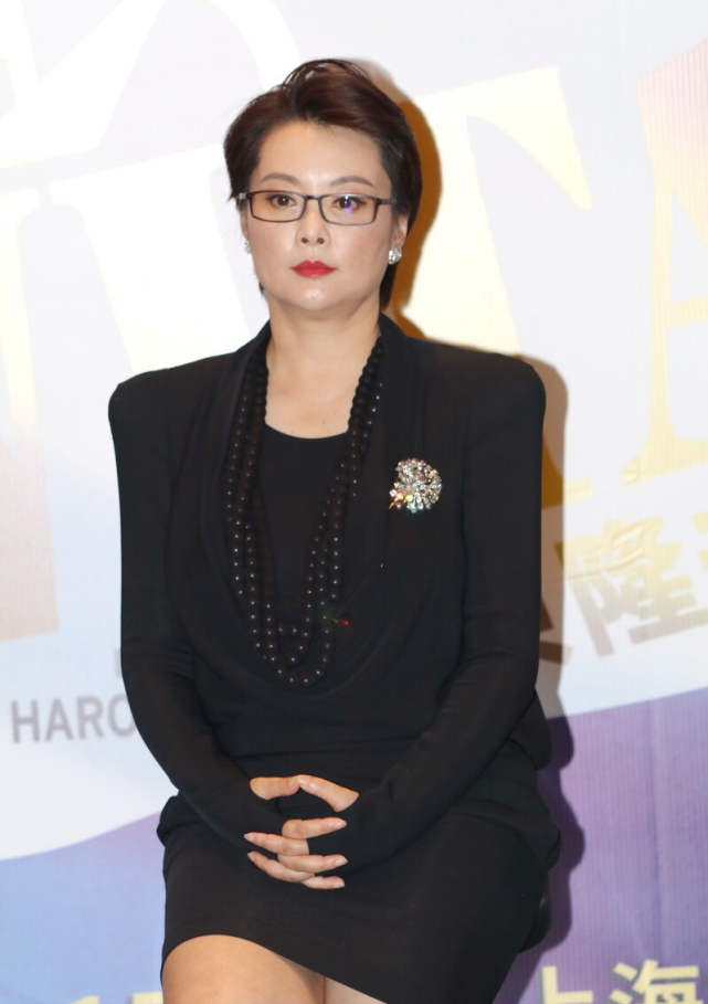 美人在骨不在皮身材微胖的袁立气场不减反增让人佩服