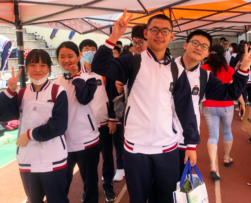 6月16日上午11点,威海中考第一场语文科目考试结束,威海二中北校区