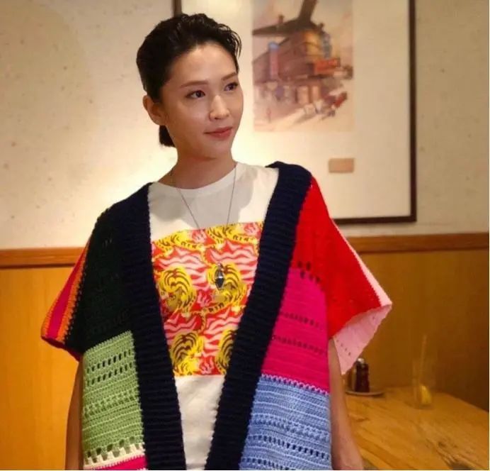 然而这却是港圈艺人中最常见的普通现象,香港娱乐圈的没落,落到实处